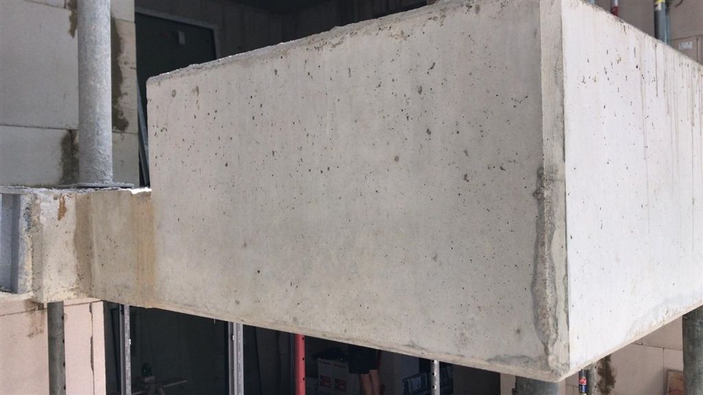 Auskragende Betonplatte eines Balkons mit sichtbarer Arbeitsfuge am Anschluss an die Geschossdecke.