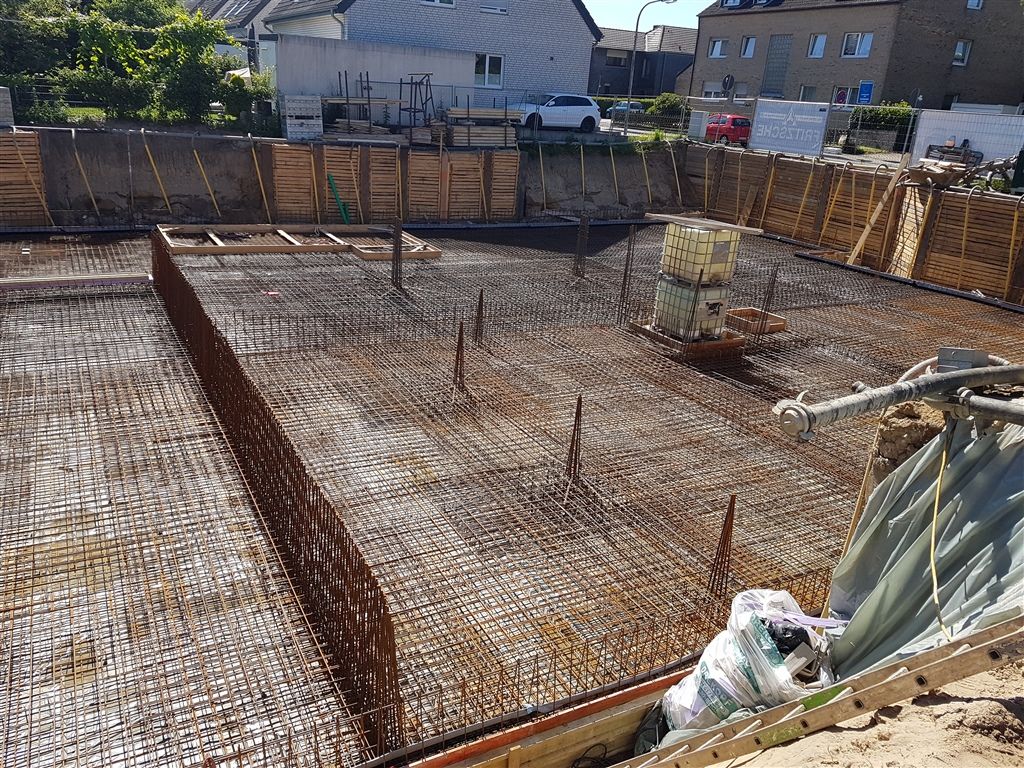 Verlegte Bewehrungsmatten einer Bodenplatte mit Randabstellung und Anschlusseisen vor dem Betonieren.